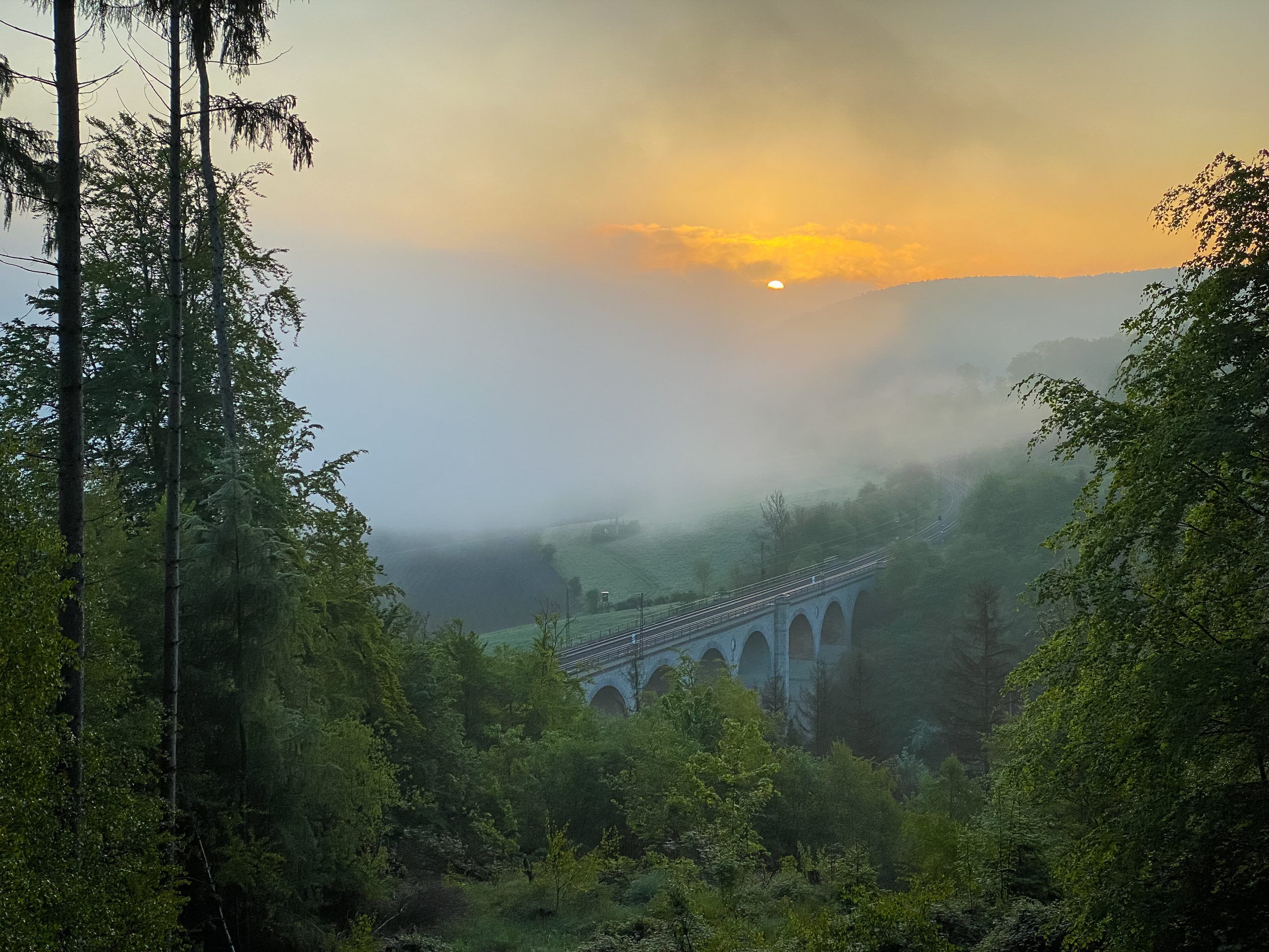 Transformation mit Richtung – Sunrise auf den Gleisen